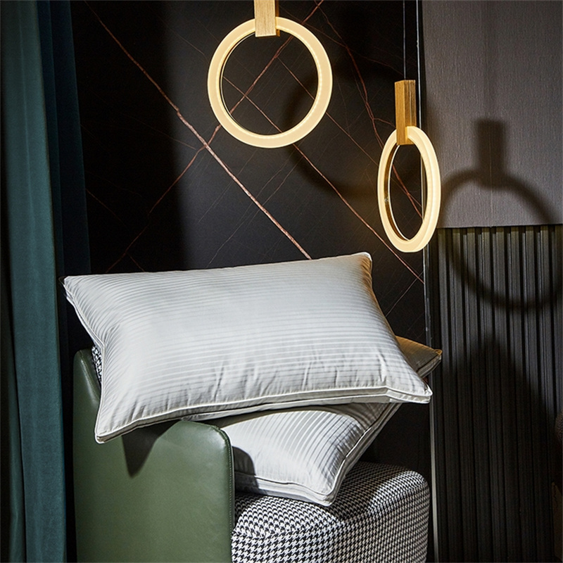 Pernă de umplutură din puf de rață cu trei straturi Pernă cu dungi din satin Pernă de umplutură din puf de rață cu trei straturi Pernă cu dungi din satin