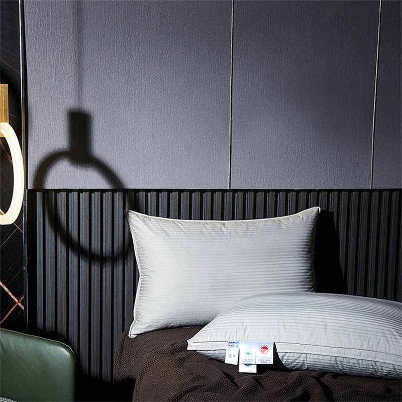 Pernă de umplutură din puf de rață cu trei straturi Pernă cu dungi din satin Pernă de umplutură din puf de rață cu trei straturi Pernă cu dungi din satin