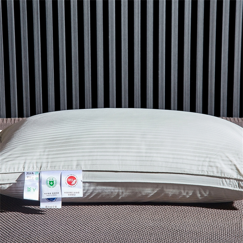 Pernă de umplutură din puf de rață cu trei straturi Pernă cu dungi din satin Pernă de umplutură din puf de rață cu trei straturi Pernă cu dungi din satin