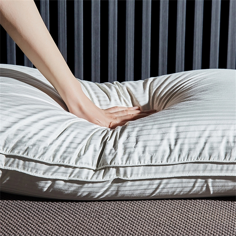 Pernă de umplutură din puf de rață cu trei straturi Pernă cu dungi din satin Pernă de umplutură din puf de rață cu trei straturi Pernă cu dungi din satin