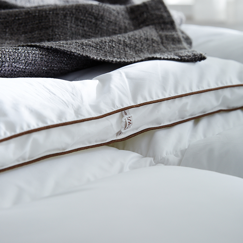 Pilotă moale și caldă din puf de rață, 100% bumbac Pilotă moale și caldă din puf de rață, 100% bumbac