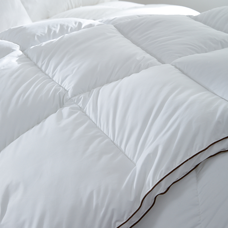 Pilotă moale și caldă din puf de rață, 100% bumbac Pilotă moale și caldă din puf de rață, 100% bumbac