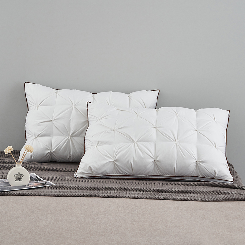 Pernă cu umplutură din puf de gâscă cu tehnologie răsucită Pernă cu umplutură din puf de gâscă cu tehnologie răsucită