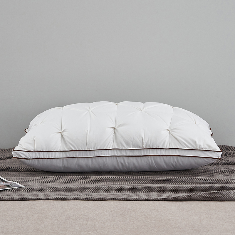 Pernă cu umplutură din puf de gâscă cu tehnologie răsucită Pernă cu umplutură din puf de gâscă cu tehnologie răsucită