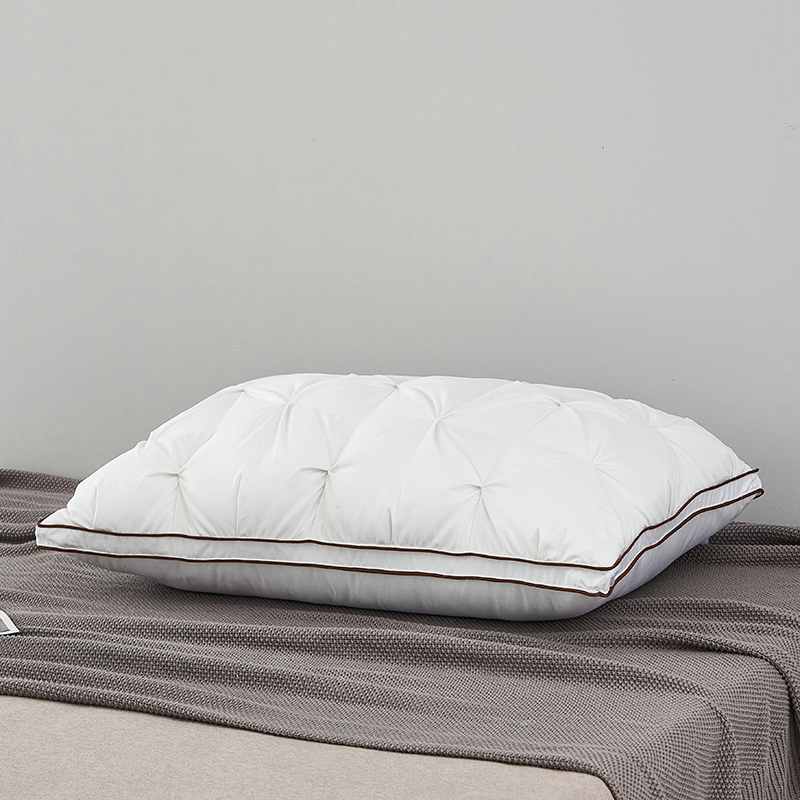Pernă cu umplutură din puf de gâscă cu tehnologie răsucită Pernă cu umplutură din puf de gâscă cu tehnologie răsucită