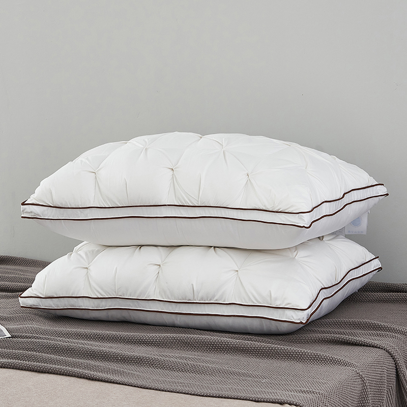 Pernă cu umplutură din puf de gâscă cu tehnologie răsucită Pernă cu umplutură din puf de gâscă cu tehnologie răsucită