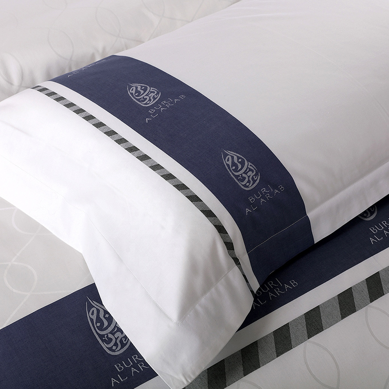 Set de lenjerie de pat 100% bumbac cu logo personalizat vopsit cu fire Set de lenjerie de pat 100% bumbac cu logo personalizat vopsit cu fire