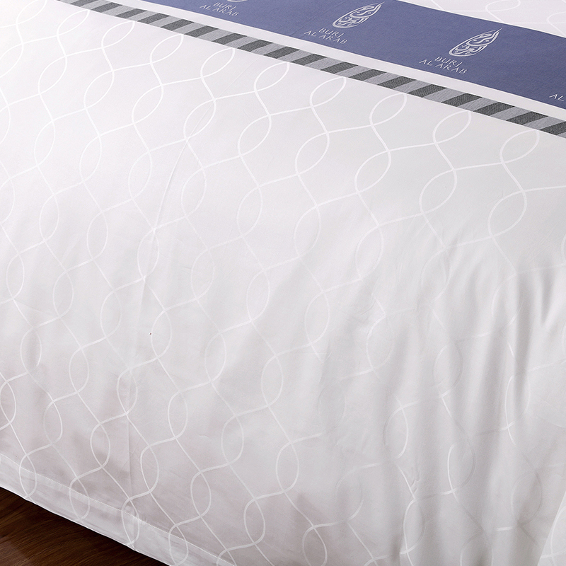 Set de lenjerie de pat 100% bumbac cu logo personalizat vopsit cu fire Set de lenjerie de pat 100% bumbac cu logo personalizat vopsit cu fire