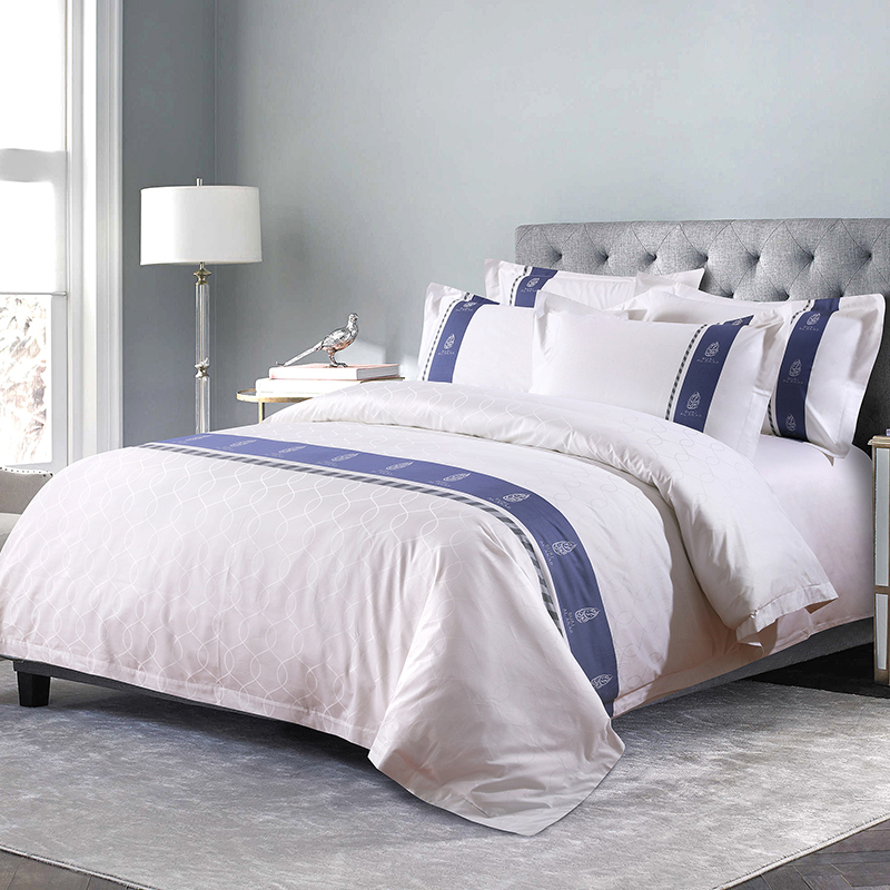 Set de lenjerie de pat 100% bumbac cu logo personalizat vopsit cu fire Set de lenjerie de pat 100% bumbac cu logo personalizat vopsit cu fire